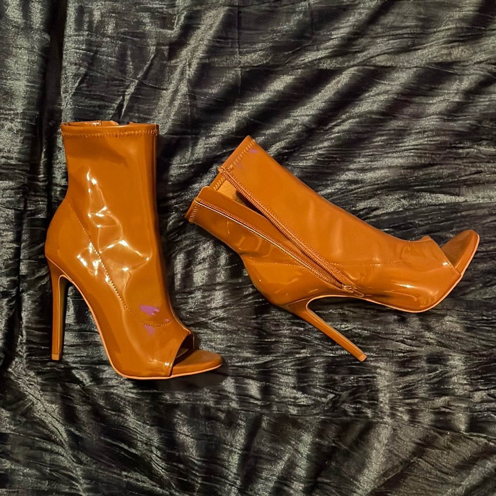 Steve Madden Brown/Dark Nude Peep Toe Ankle Booties Size 7 Med. 4 Inch Heel
